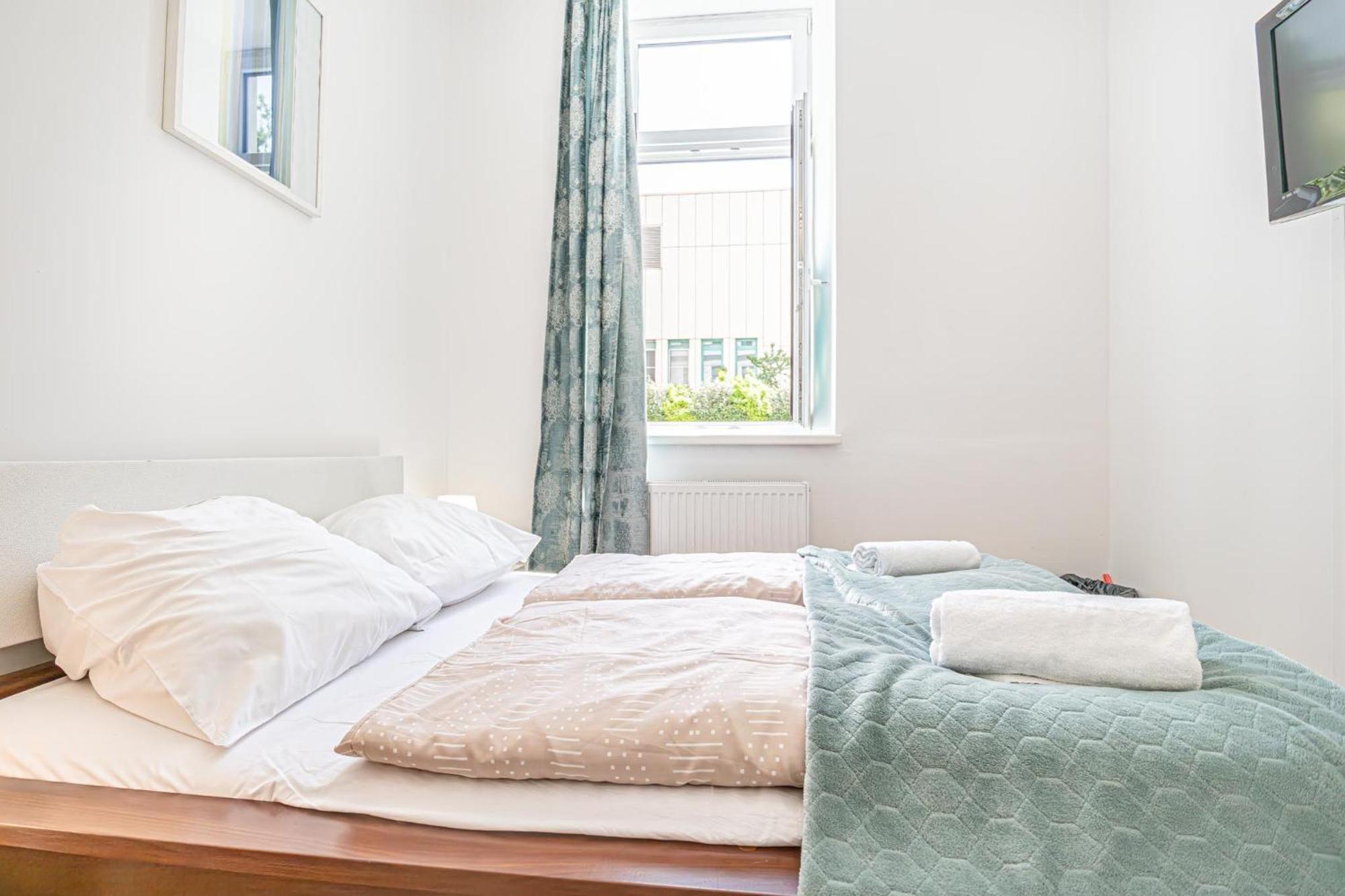 Loevly Shared 6br With Garden Near Danube & Millenium Apartment