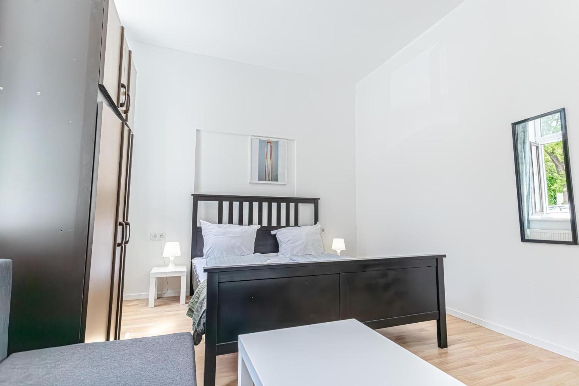 Loevly Shared 6br With Garden Near Danube & Millenium Apartment